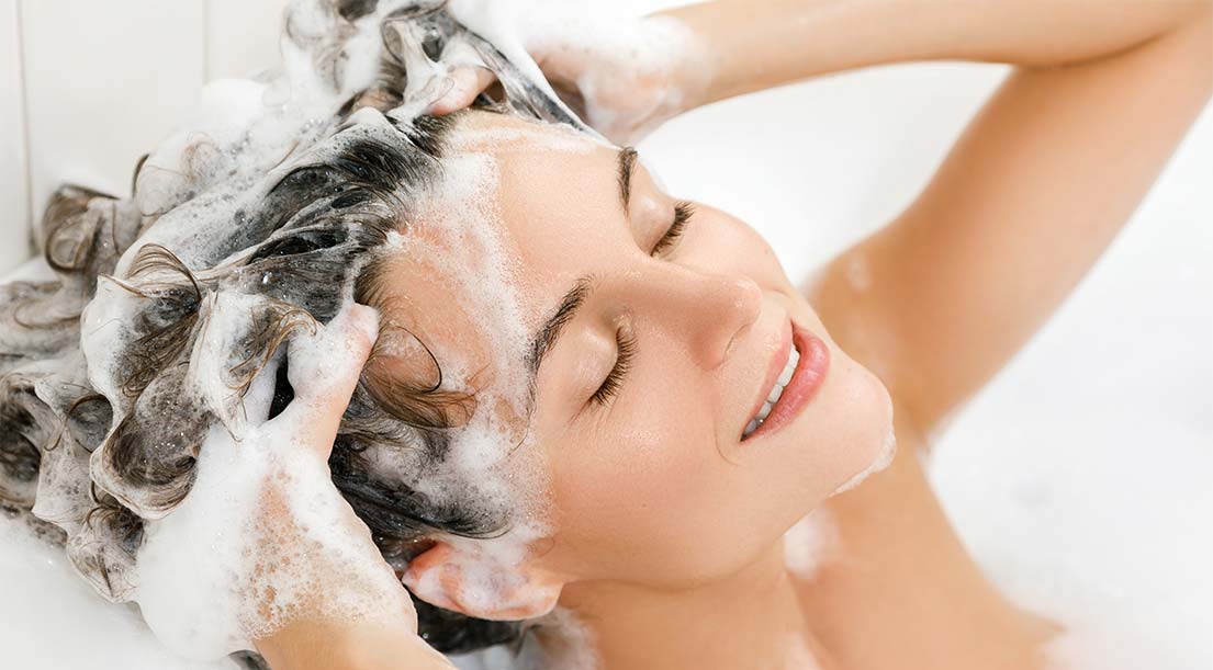Al mattino o alla sera: qual è il momento migliore per lavare i capelli?