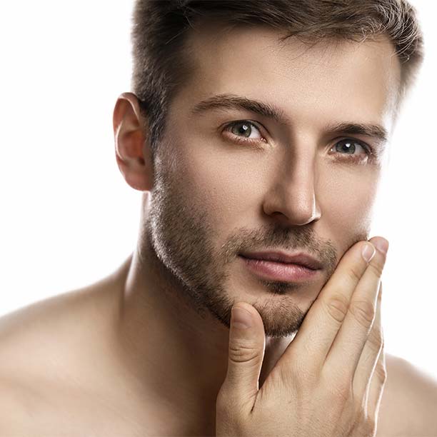 Cura del viso per uomo: guida alla skincare maschile